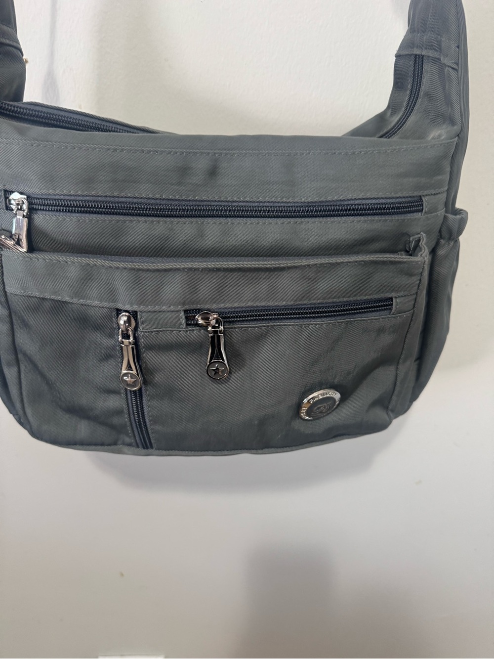 Compact Gray Messenger Bag with Multiple Zip Pockets